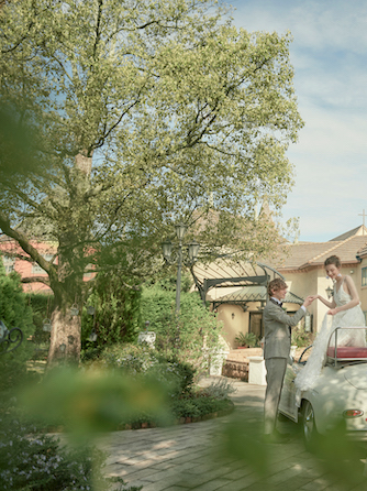 オープンカーはフォトジェニックな記念写真にも。パーティの再入場など、サプライズとしても使える人気演出