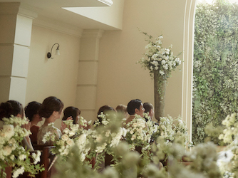 グリーンウォールの祭壇で、あたたかな誓いが叶う