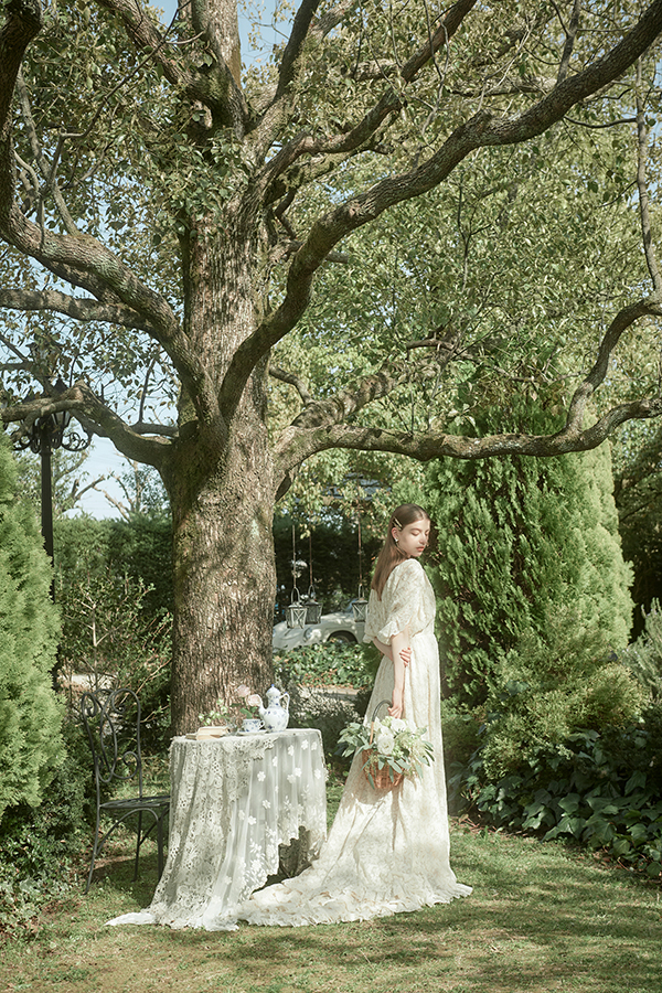 繊細な装飾がほどこされたドレスなど、こだわりの空間やシーンに合わせたデザインを国内外からセレクト