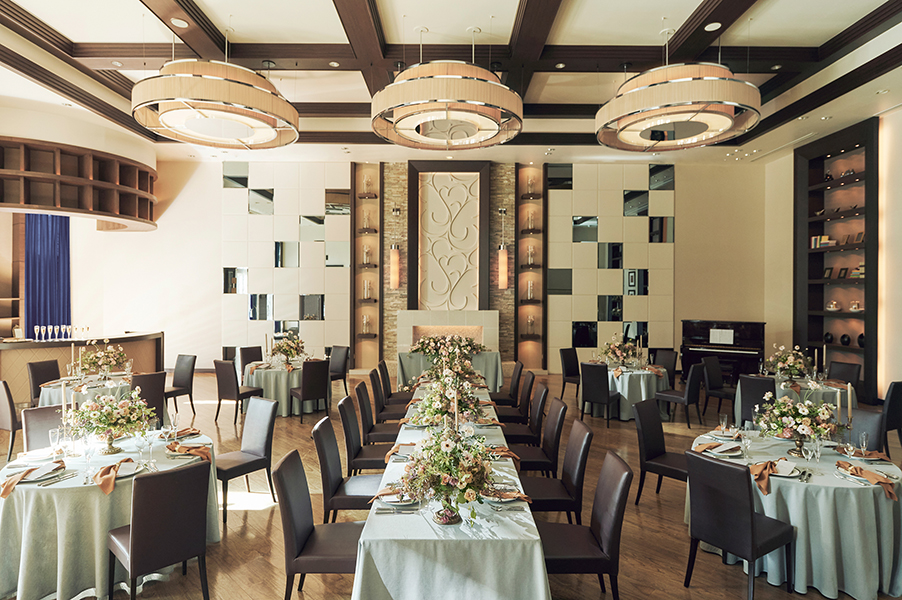 よりアットホームな会食もゆったりと。会場のテーブルセッティングはゲストの人数にあわせて自由にアレンジ