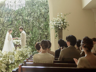 光と緑が包むナチュラル空間でゲストとの絆が深まるアットホームなセレモニー