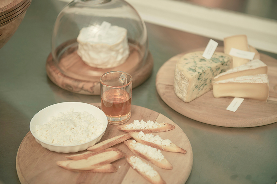 品質や鮮度をシェフ自らの目と舌で実際に確かめ、妥協することなく信頼できる素材を厳選