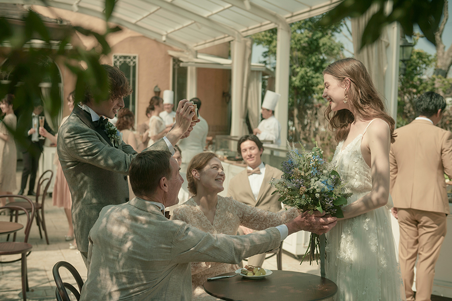 テーブルセッティングをしたガーデンはまるで憧れの海外ウエディングのように