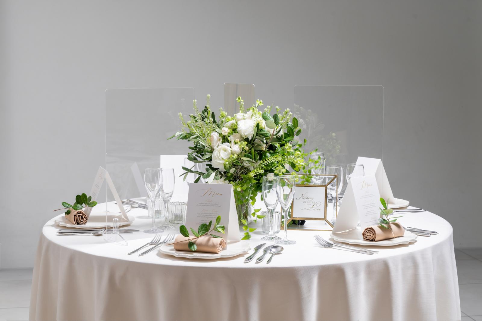 お客様同士の対面着席を防止するため、互い違いに向き合える着席をご提案