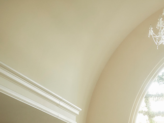 たっぷりの陽光が降り注ぐ、明るく広々としたチャペル