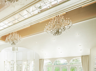 美しい庭へとつながる窓から自然光が降り注ぎ、シャンデリアのきらめきとともに、空間全体を明るく包み込む