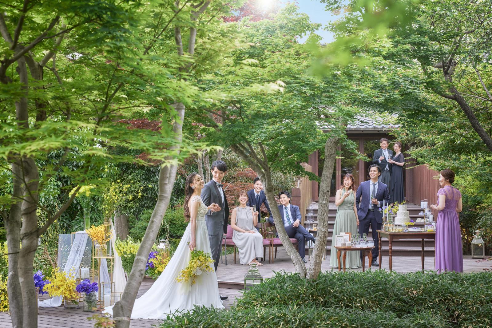 緑豊かな和庭園は、洋装にも和装にも似合う空間。結婚式の演出の場としてもご利用いただけます。