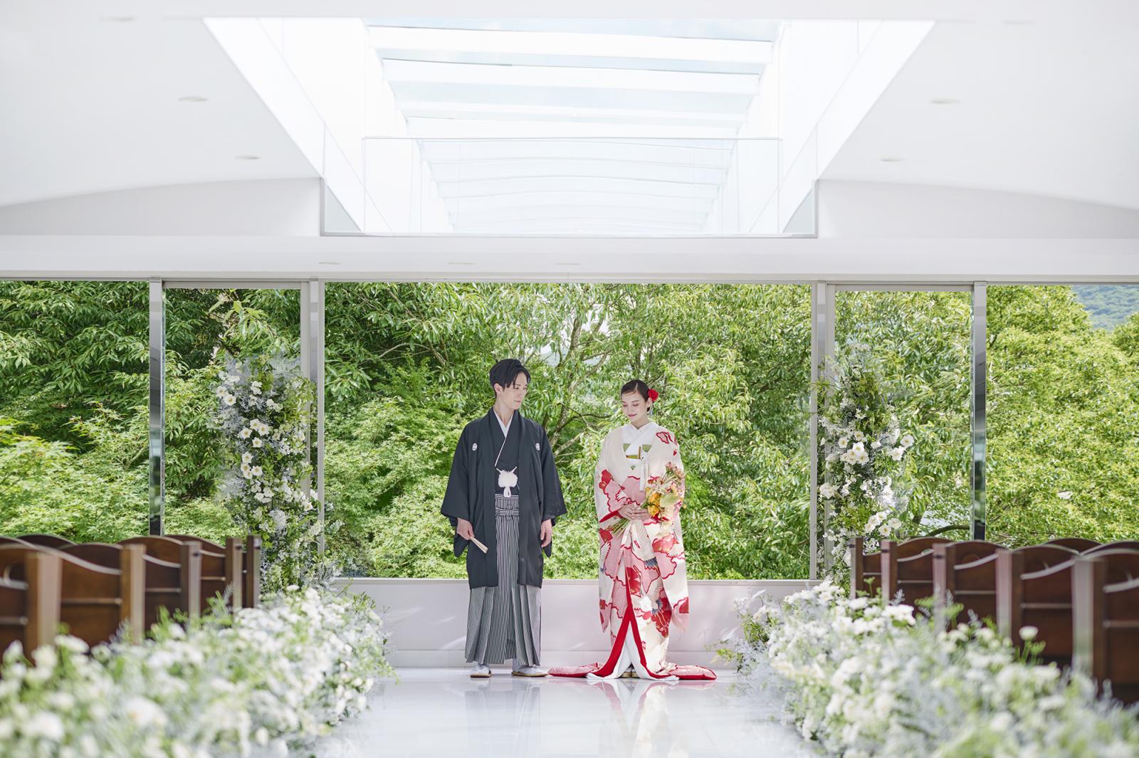 和装での結婚式は日本の伝統と美を感じることができる特別なセレモニー。春の桜や秋の紅葉、夏の青々とした木々や冬の雪景色など、四季折々の自然が和装を引き立てる。生命力に溢れた緑が和装の美しさを際立たせる。