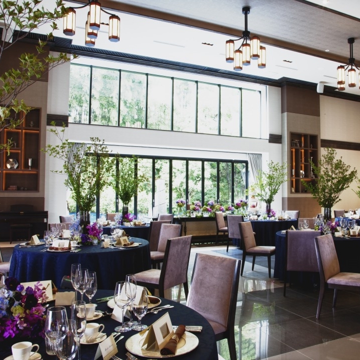 広くて開放的な会場の『ブラヴィアン』。<br />
ナチュナルスタイルでパーティー会場の雰囲気も素敵な空間に♪