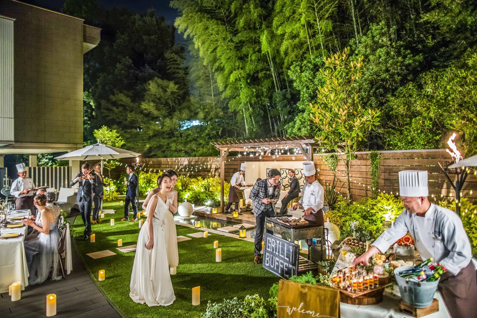 キャンドルの明かりがきらめく夕方からのウエディングは、<br />
大人っぽく幻想的に！