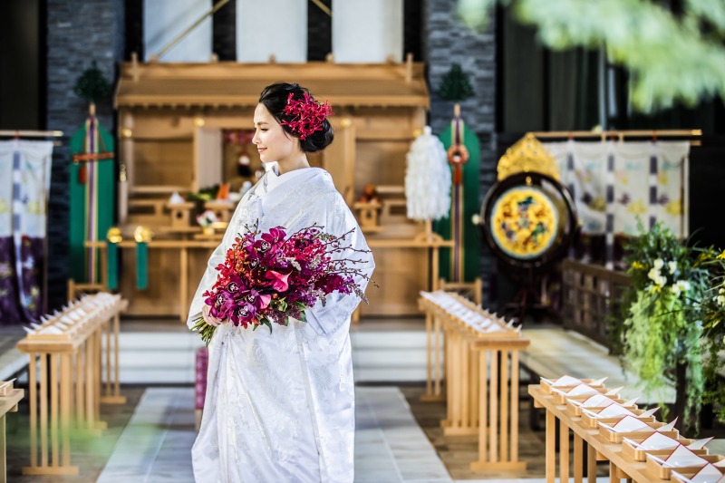 日本古来の凛とした伝統美が印象的<br />
丁寧に時間を積み重ねながら絆を結ぶ神前式で日本の花嫁スタイルを