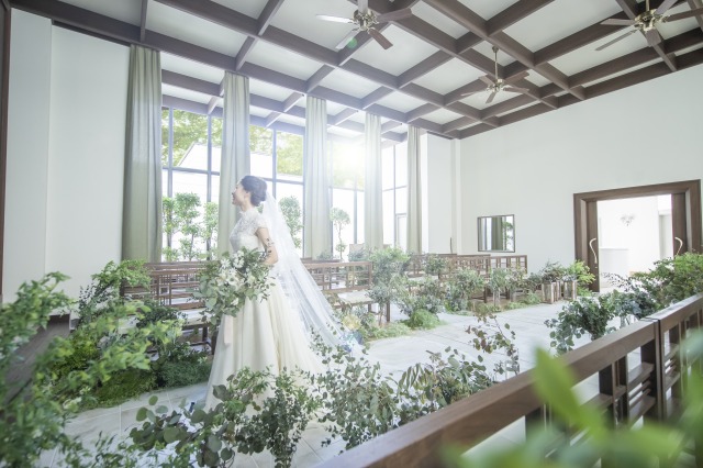 青空・光・緑を感じる開放的なチャペル<br />
自然光を浴びながらの挙式は幻想的な空間に