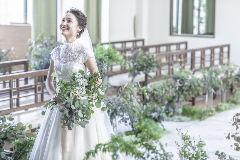 ベンチは参列者全員が「絆や結びつき」を感じられるよう対面式