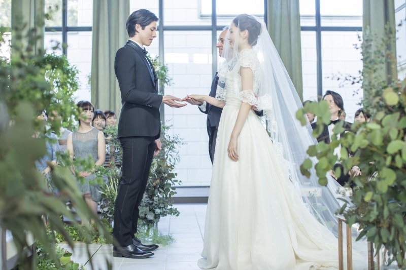 交差するバージンロードをはじめ、ベンチの飾りや天井など、「プラス」の想いをカタチにしたクロスロード