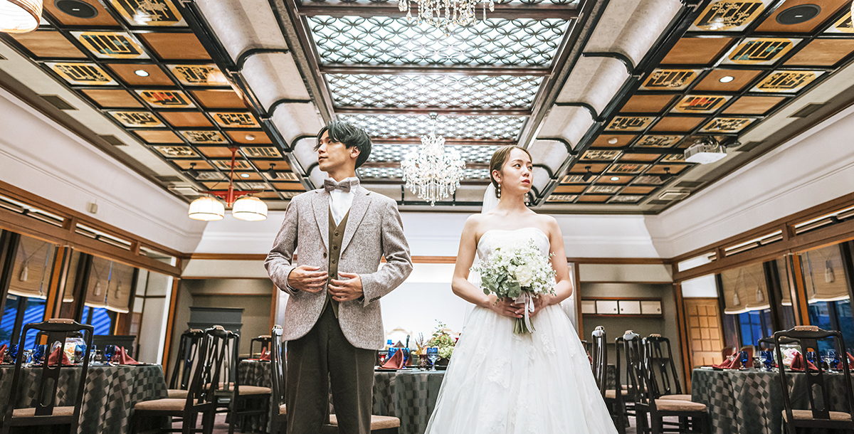 シックで重厚な雰囲気を感じる披露宴会場。浮つかない大人のウェディングスタイルが叶います。