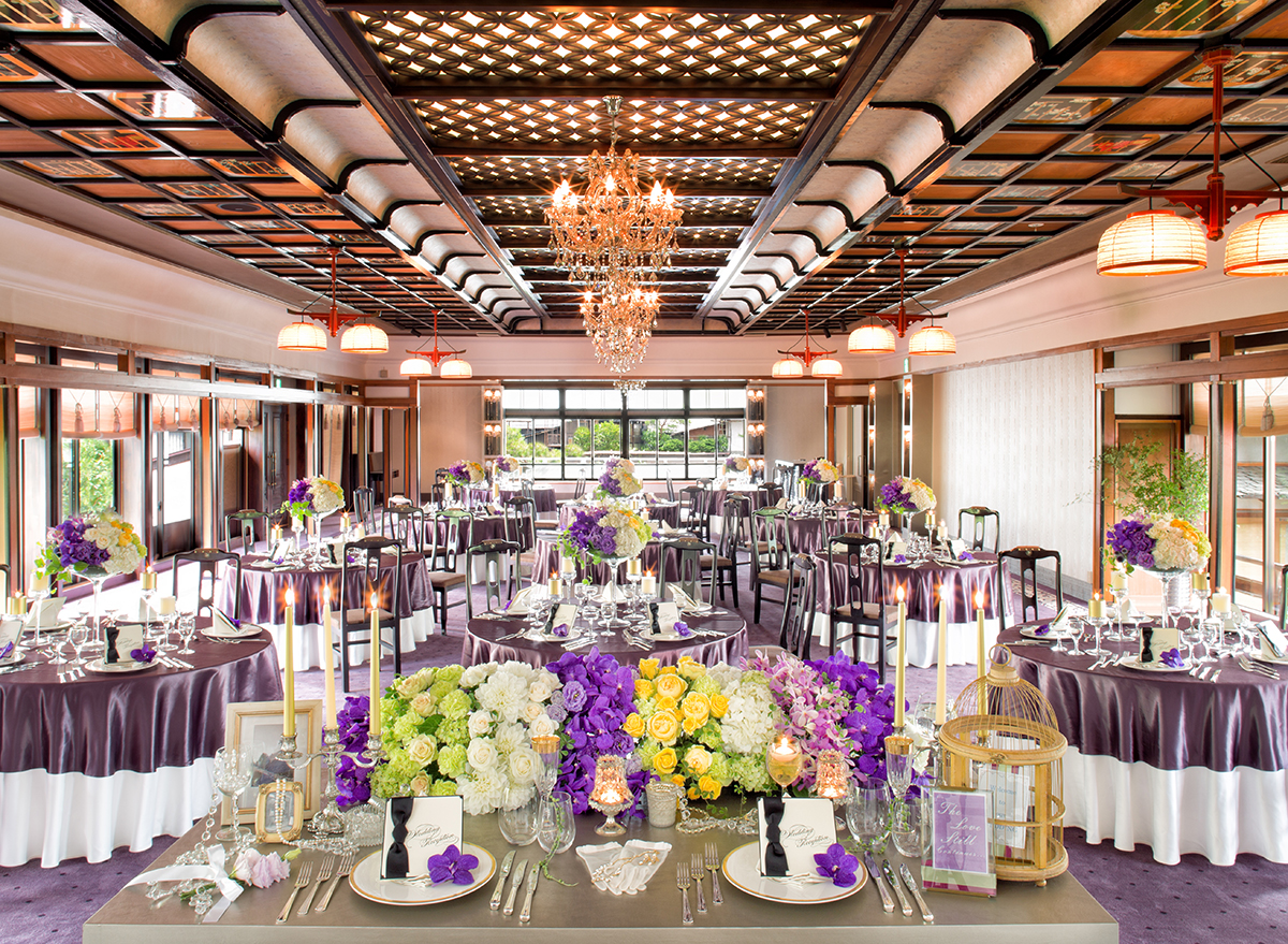 華やかな会場は自然光が入り明るい雰囲気