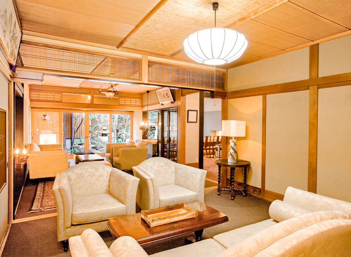 １階はゲストの待ち合いスペース。歴史を感じる雰囲気に包まれます。