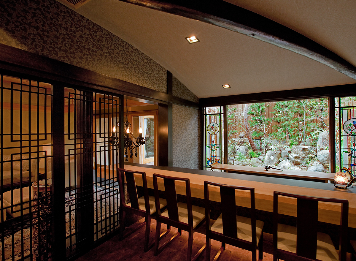 一枚板のバーカウンターで、ゆっくりと感動の宴を待つことも。