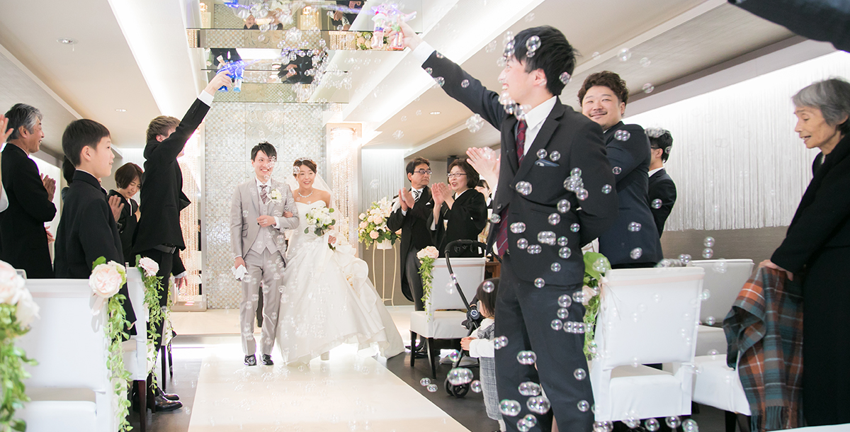 施設内にあるチャペルは白を基調とした明るい空間。披露宴会場と同じフロアにあるので移動の負担もなく、ご年配のゲストにも優しい。