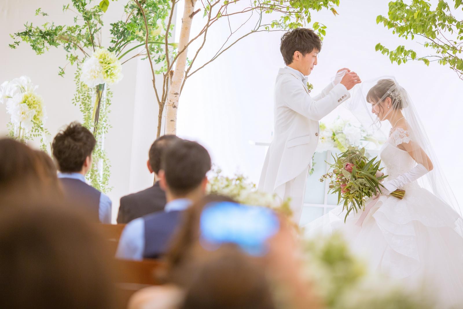 温かな光が差し込むチャペル。オリジナルの挙式も可能。