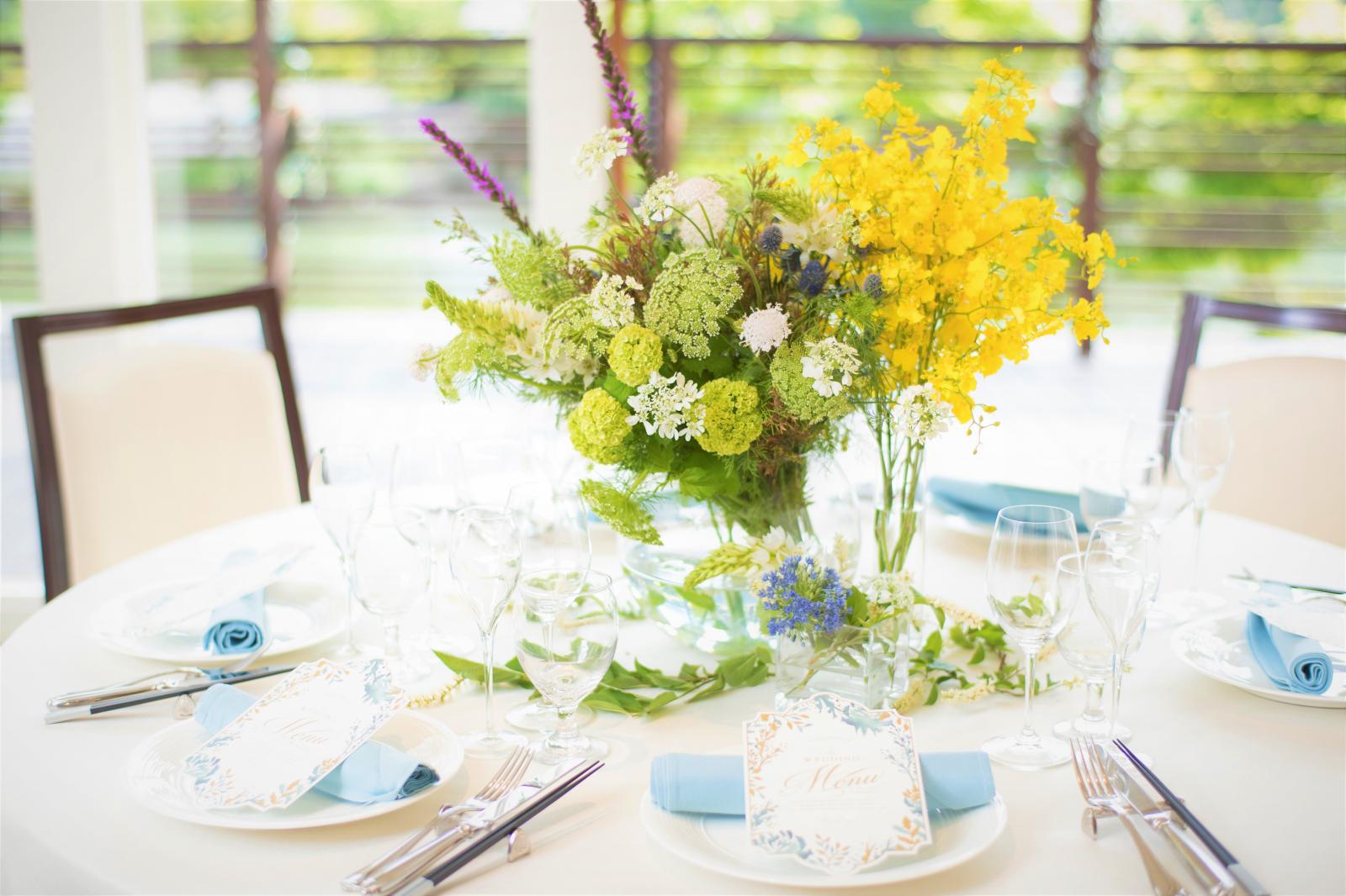 白を基調とした会場だから、どんな色のコーディネートも叶います。