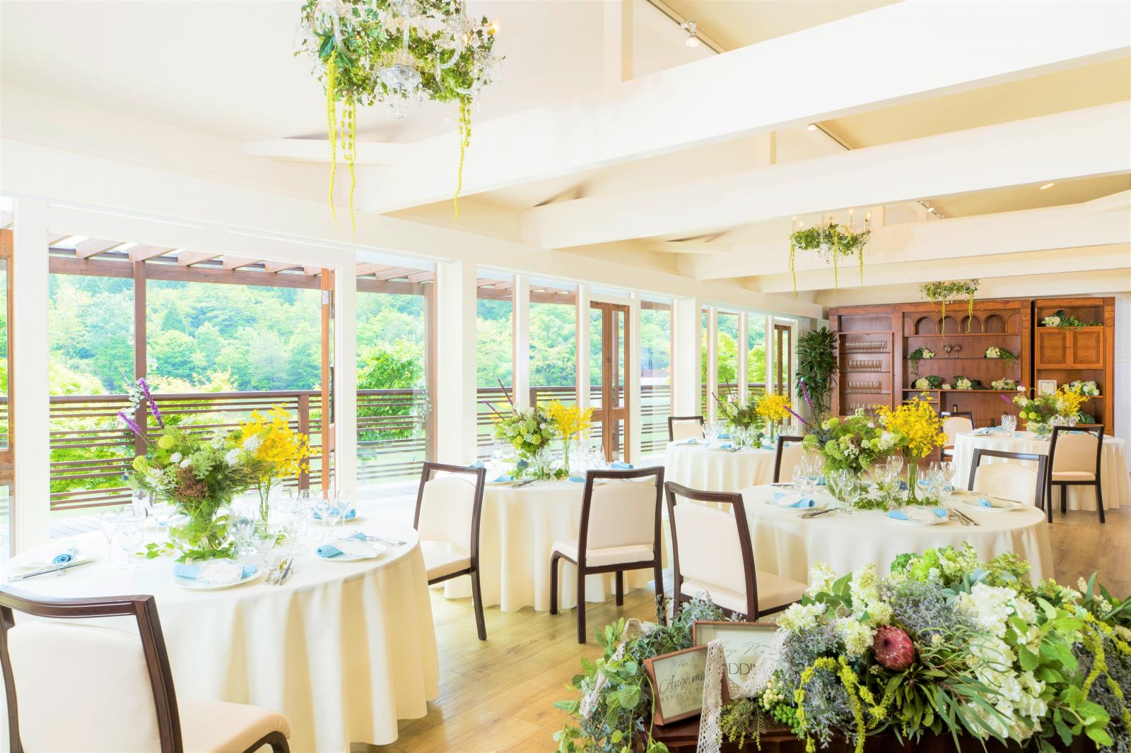 端から端までの大きな窓からは柔らかな光が差し込む披露宴会場