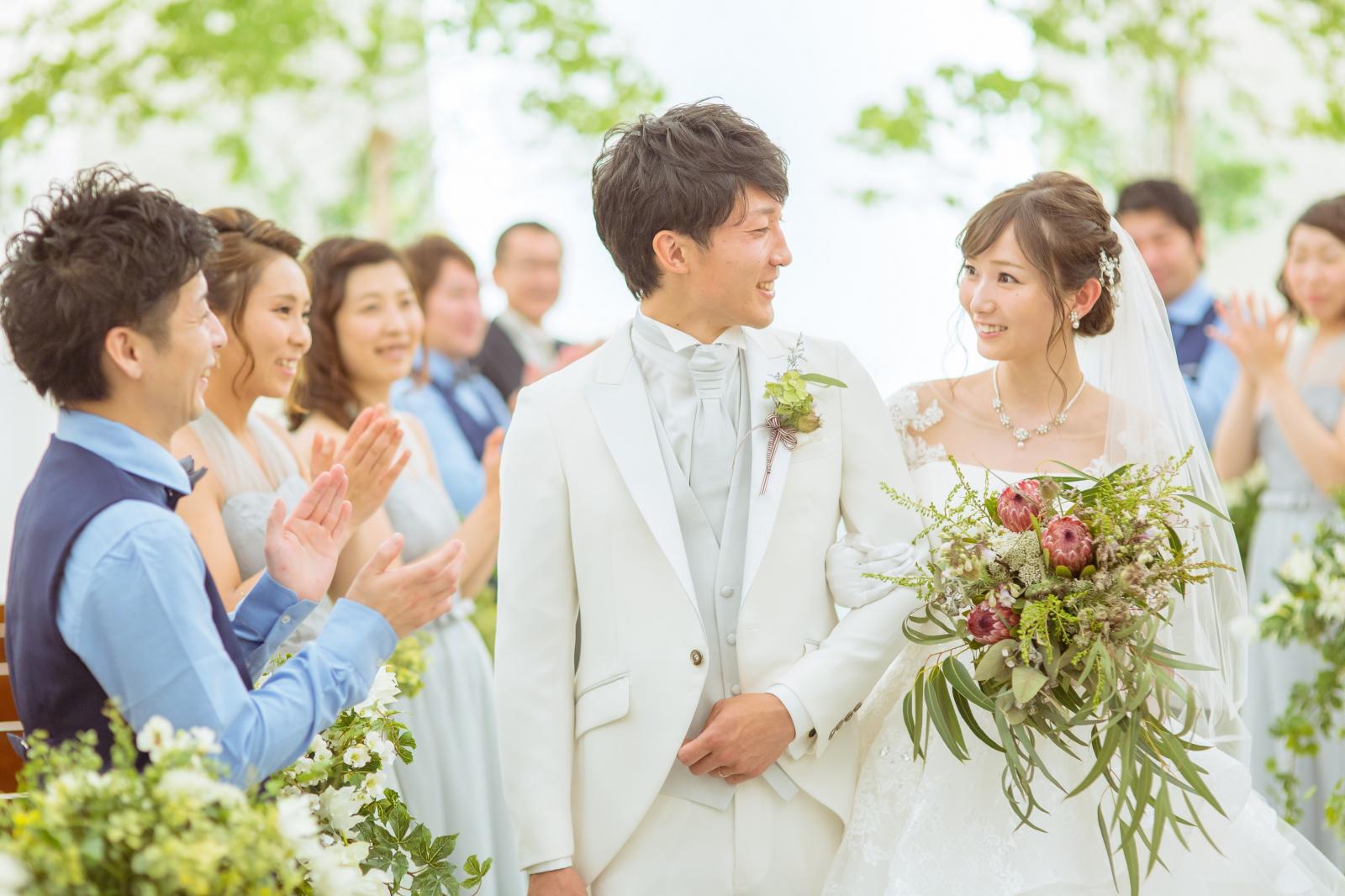 ゲストとの距離も身近に感じられるアットホームなヴァージンロード。