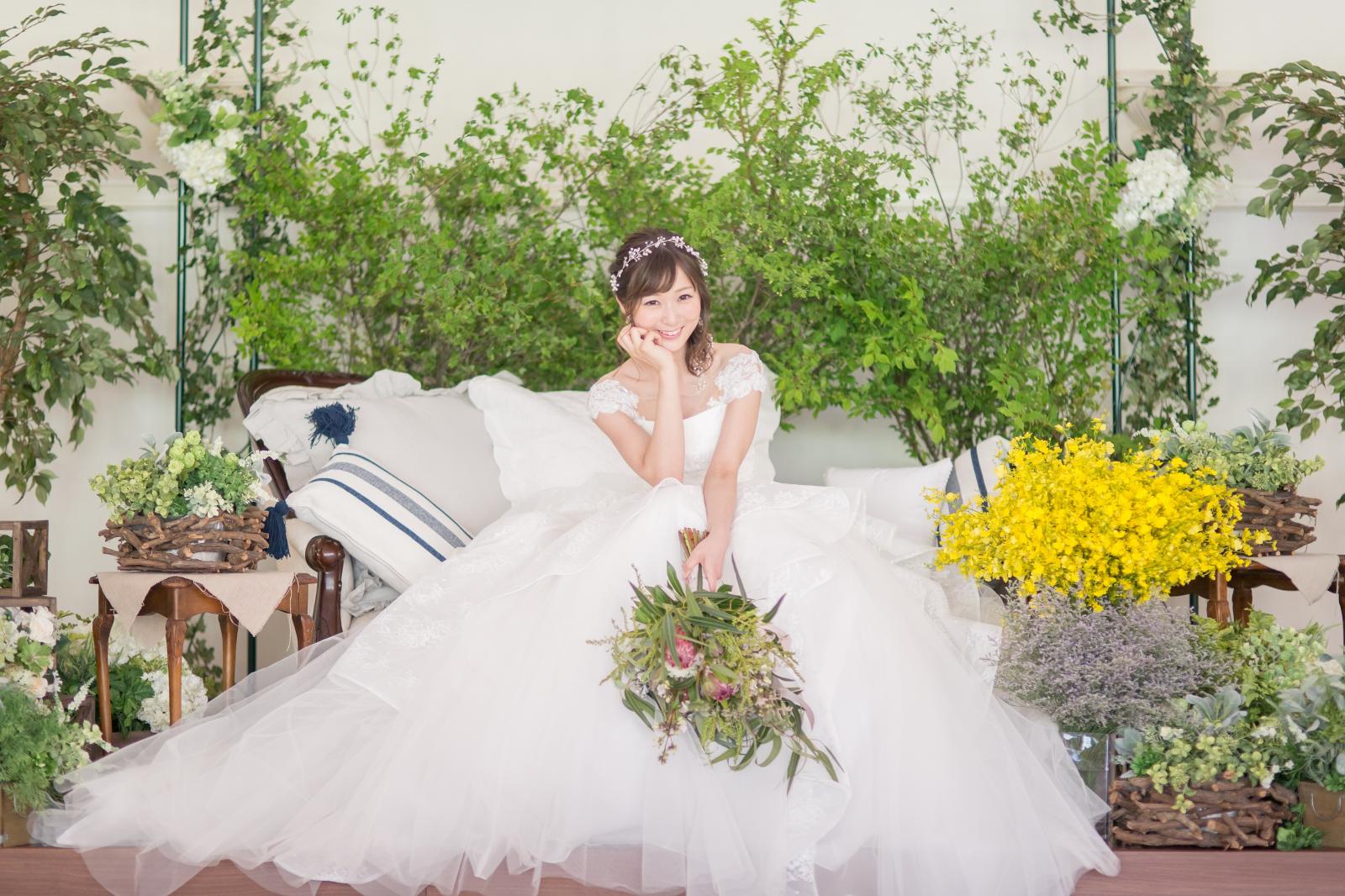 真っ白な披露宴会場には鮮やかなグリーンや花の色が美しく映える。