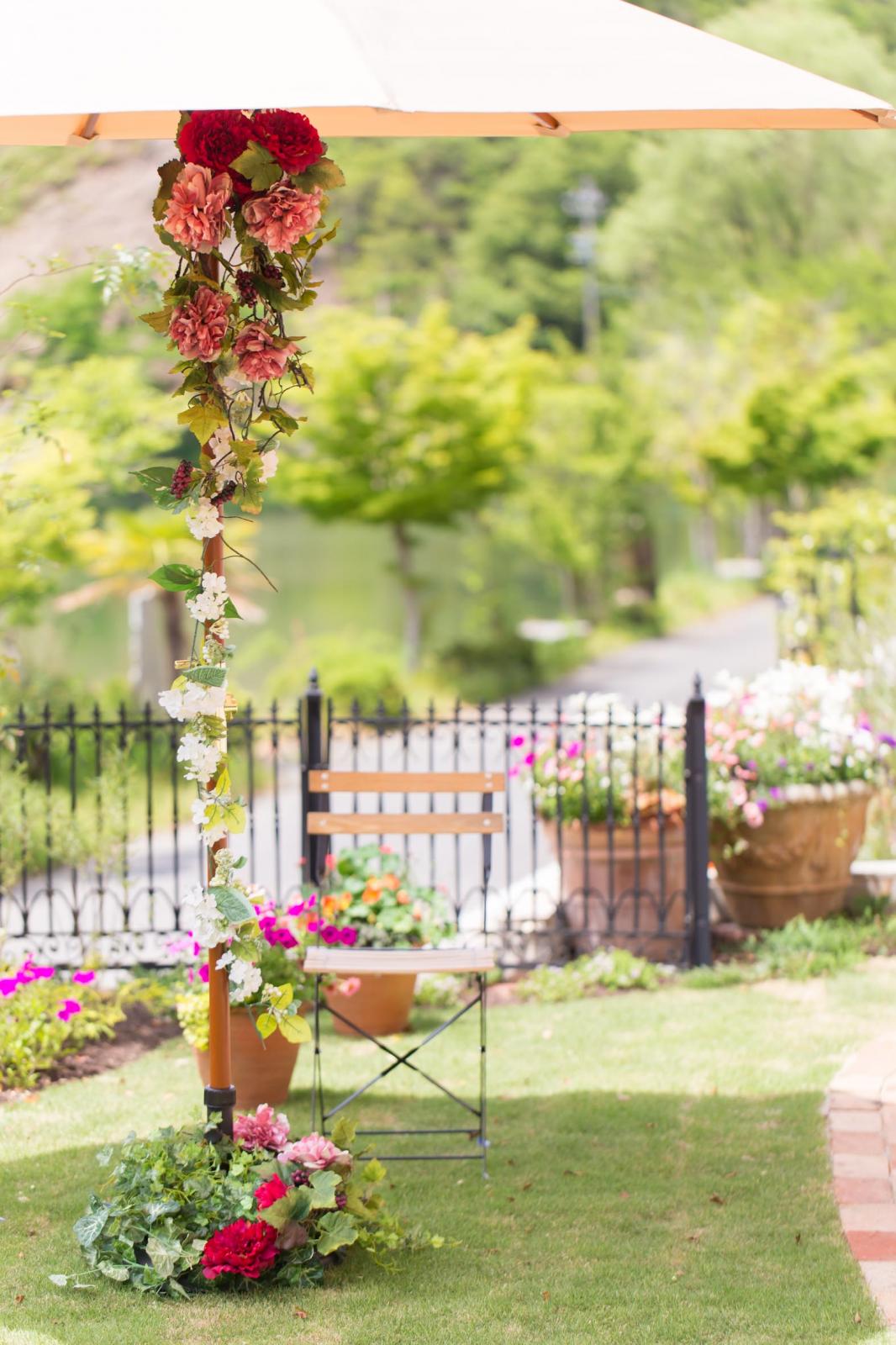 ガーデンの小物にもフラワーアレンジメントをして、お洒落に彩ることも可能。