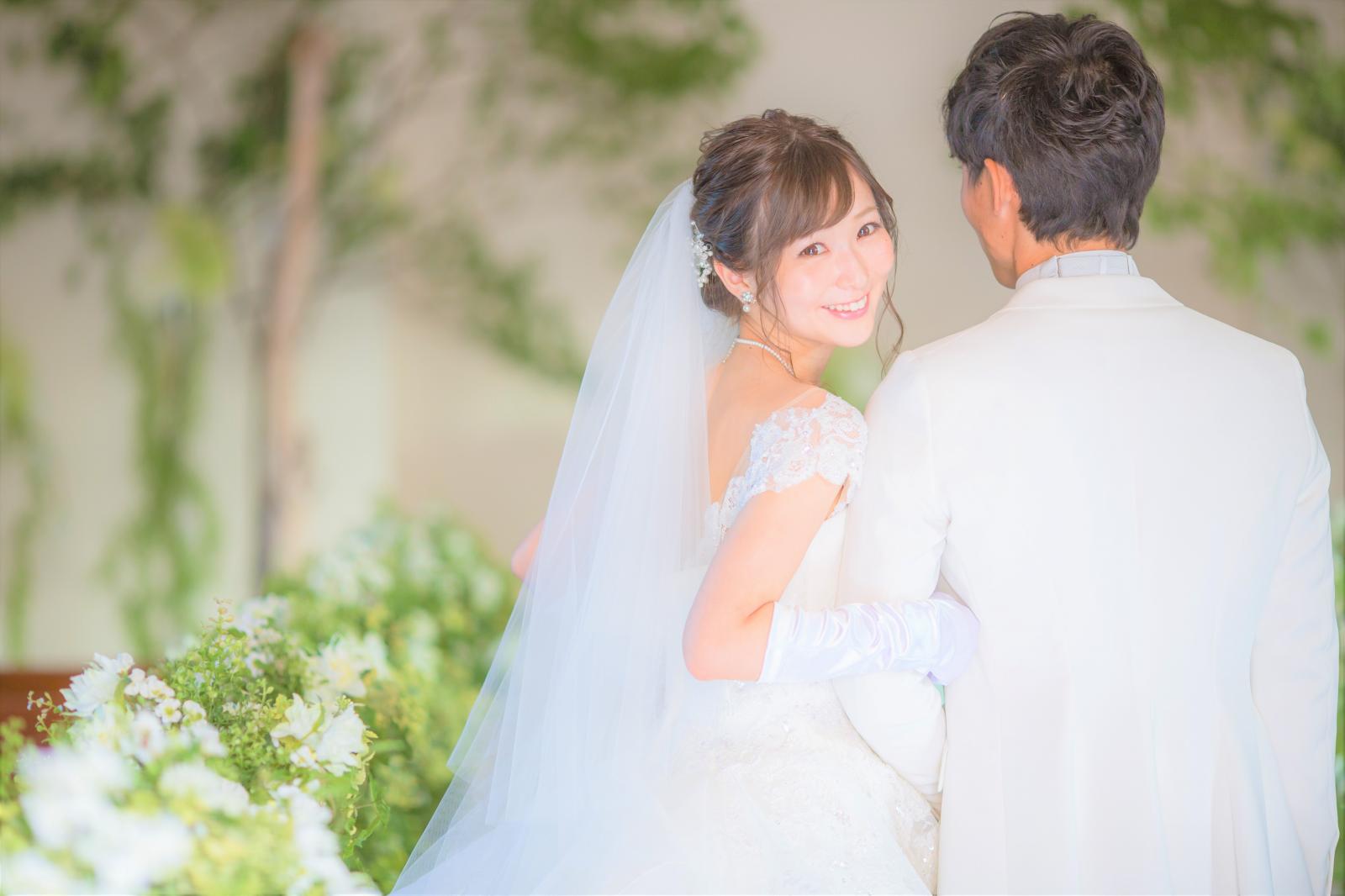 ぬくもり溢れる空間に、真っ白な衣装が美しく映える。