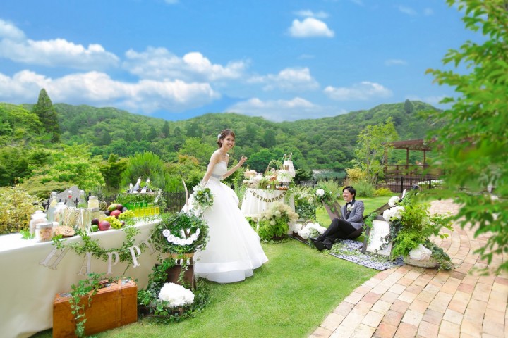 深い山と湖に囲まれた隠れ家リゾートの邸宅。見渡す限りの自然に見守られながら、非日常の時をお過ごしいただけます