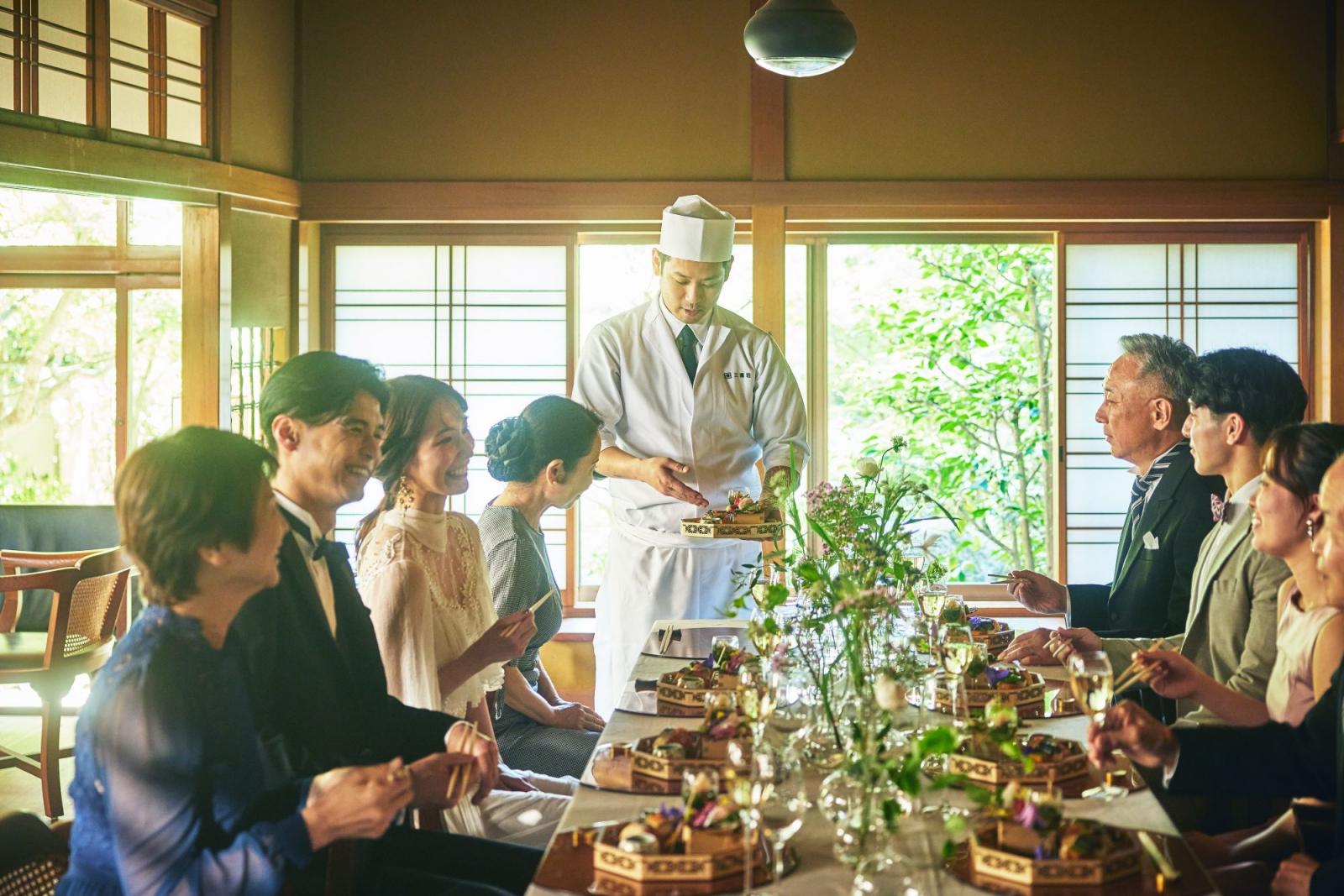プライベートキッチンから出来立てのお料理をご提供