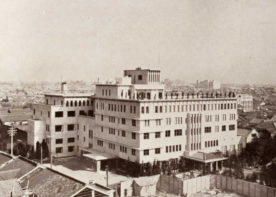 渋沢栄一率いる米国視察団に参加した伊藤次郎左衛門(時の名古屋ロータリー倶楽部会長)の、「名古屋にも国際級のホテルを作るべきだ」との提唱で、 1928年ホテル建設構想がスタートした名古屋観光ホテル。