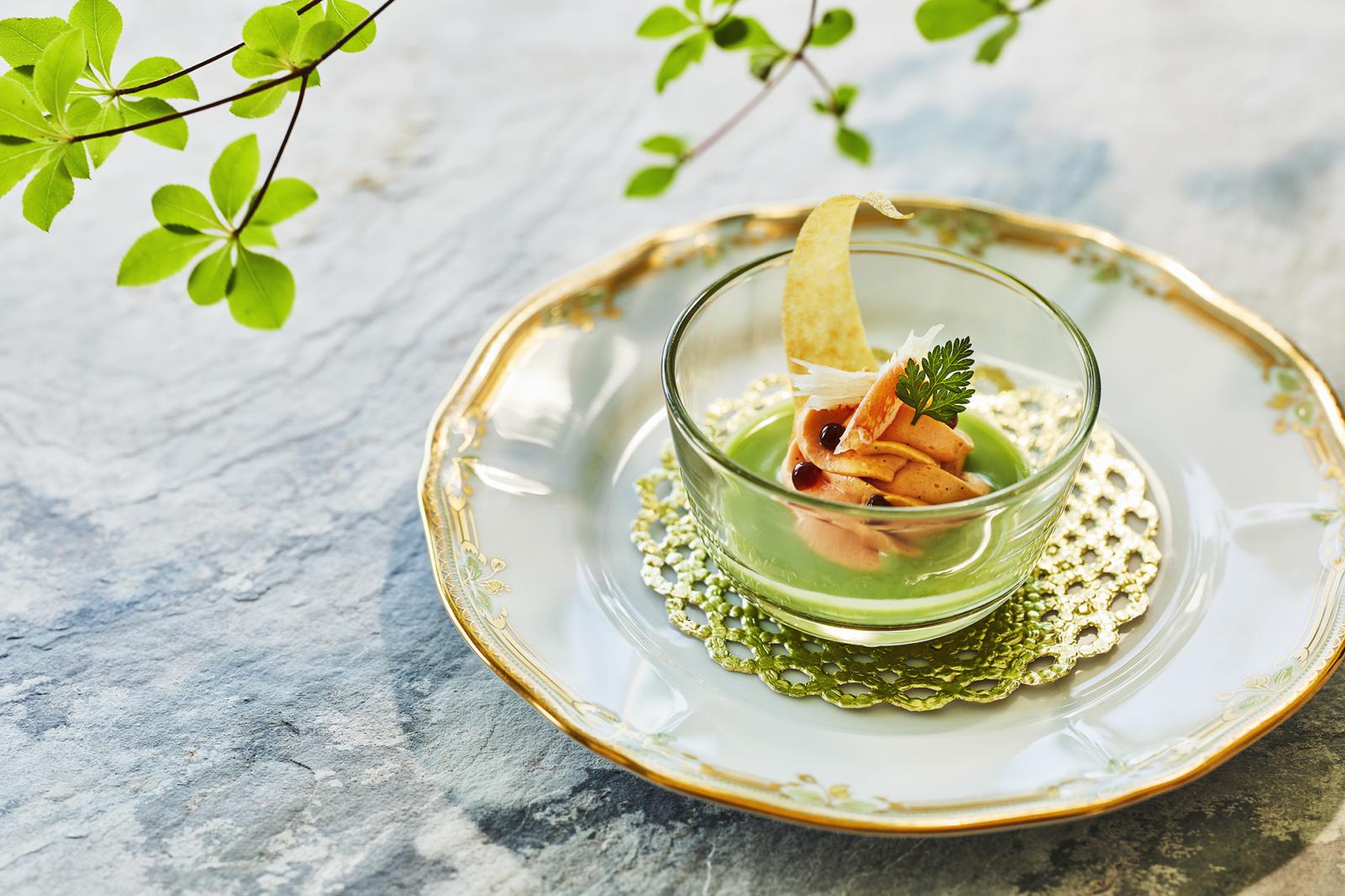 バニラ香る赤ピーマンのムースとズワイ蟹<br />
ソースサンジェルマン