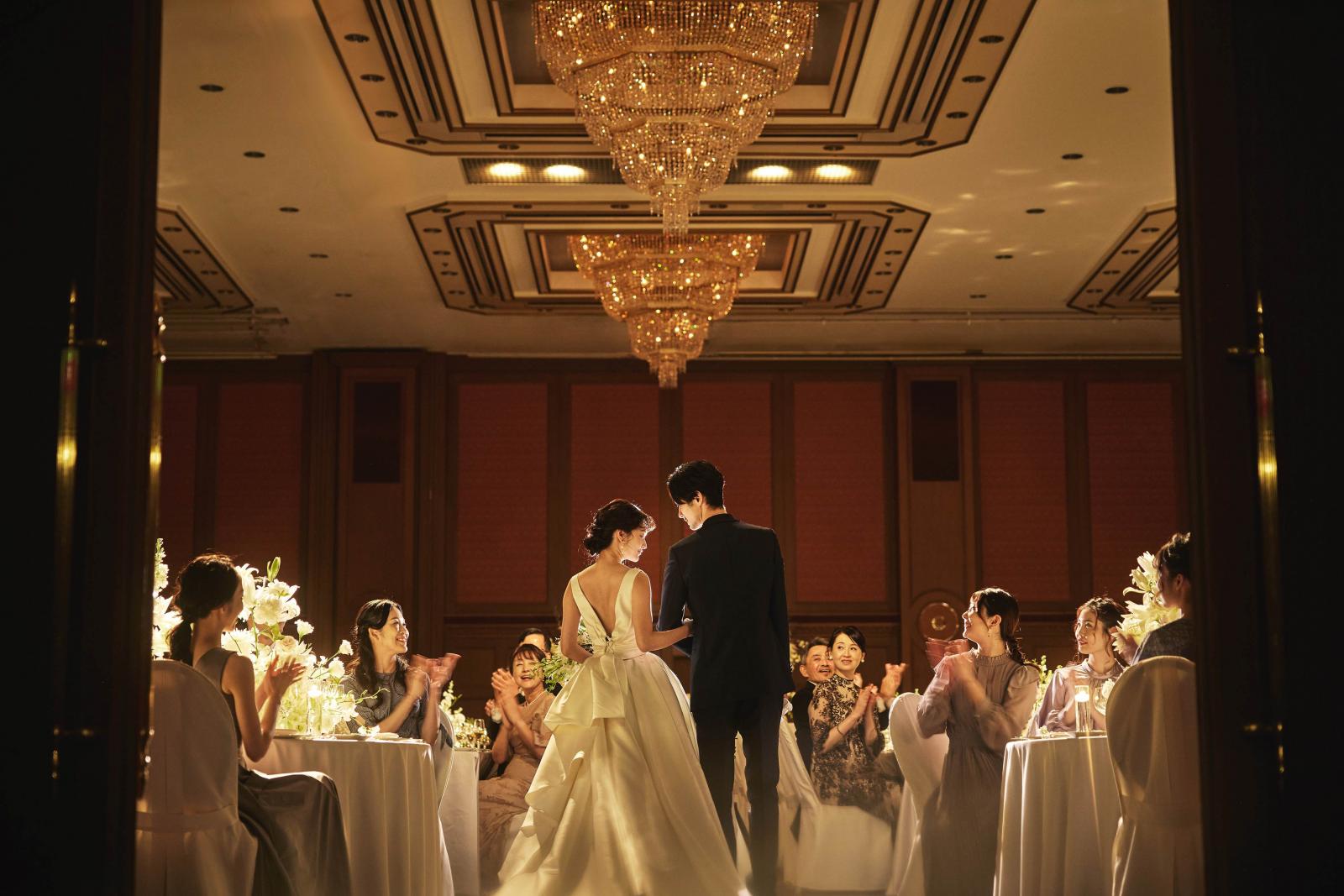 披露宴会場とホワイエの間には前室があり、ゲストの入退場や、ご披露宴後のお見送りも大切な結婚式の一部に