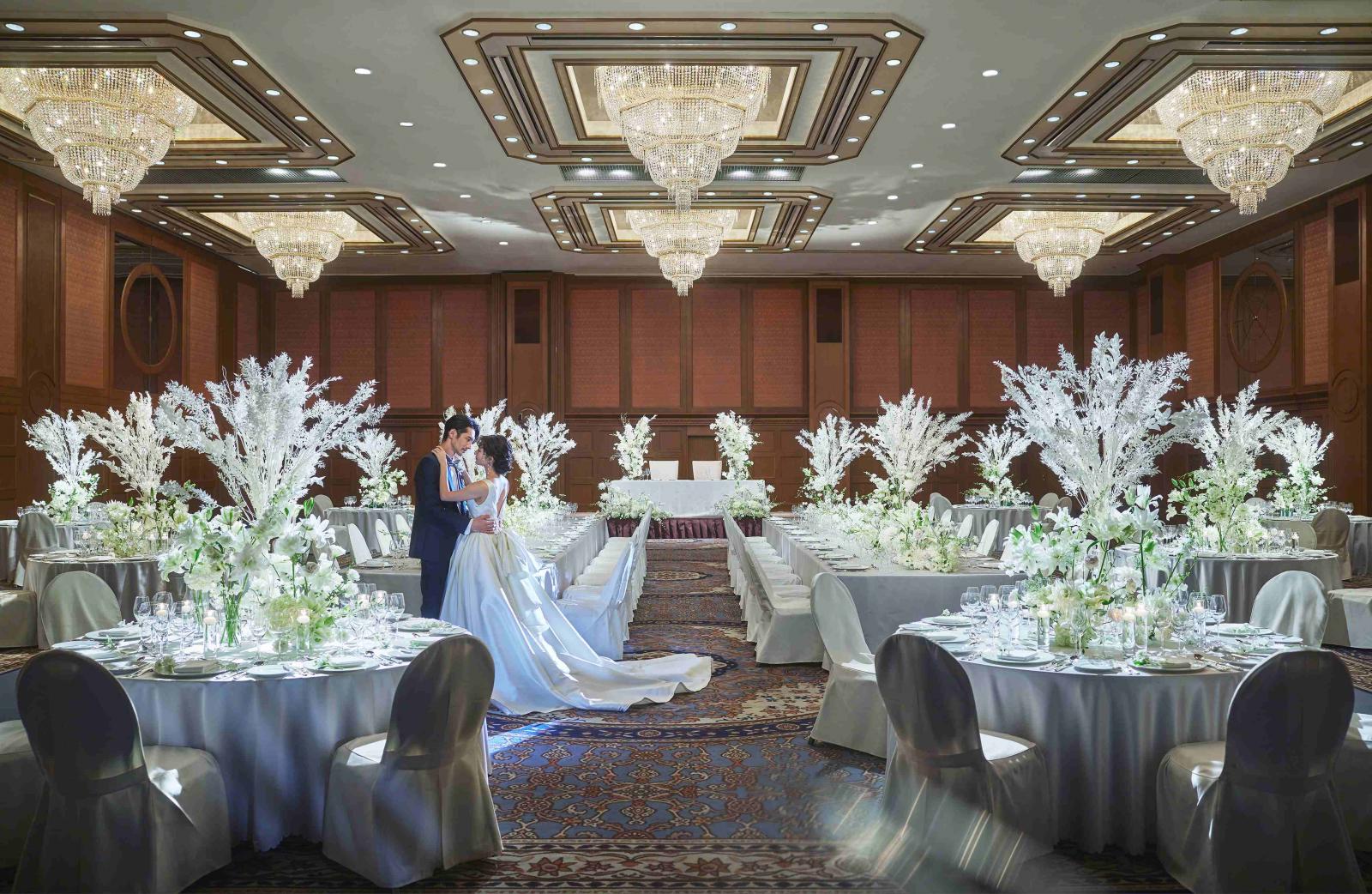 名古屋観光ホテルが誇るメインバンケット「NAGO」。ホテルならではの華やかな会場で誰もが憧れずにいられない盛大なパーティが叶います。