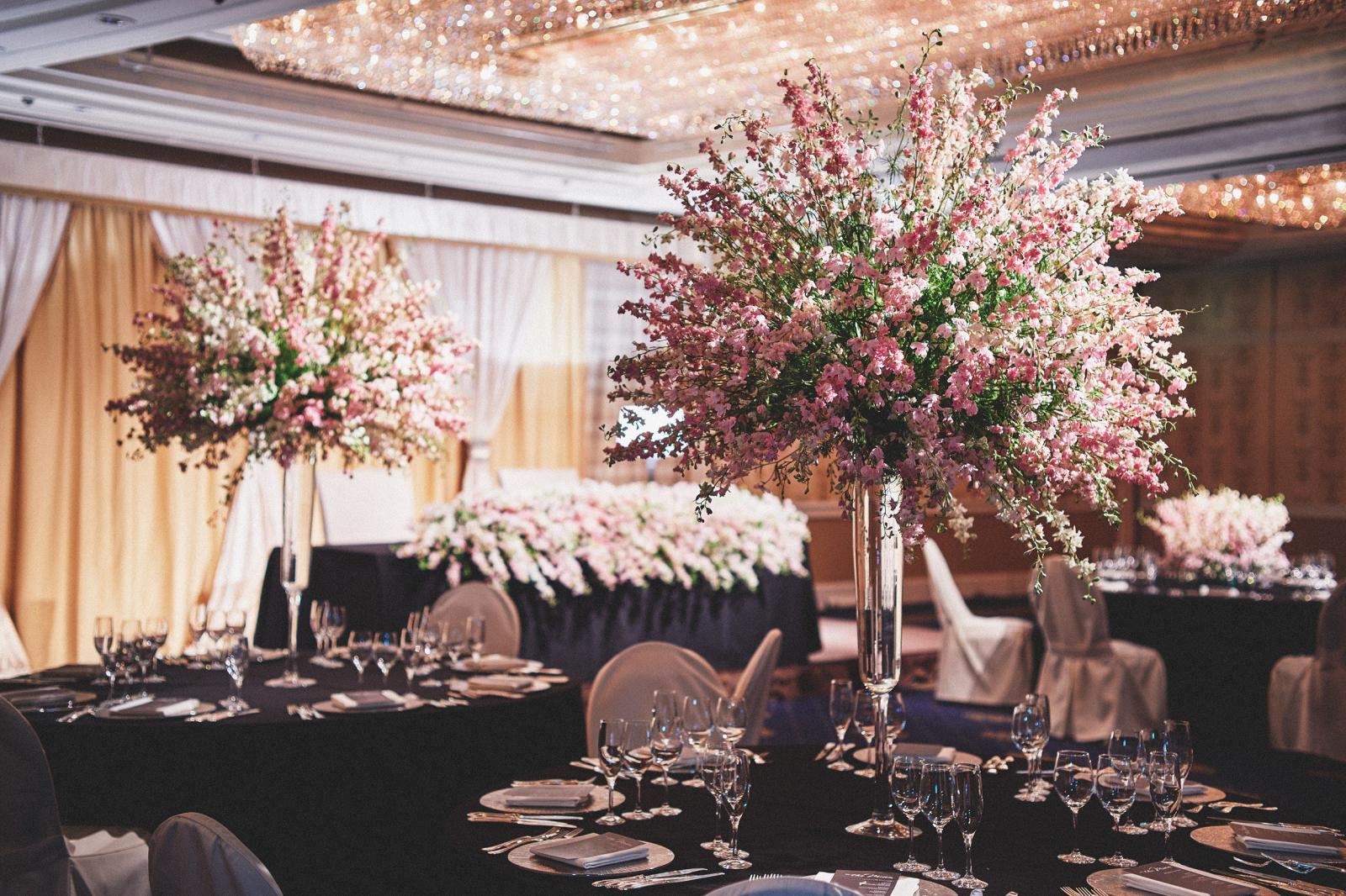 天井一面に輝くシャンデリア