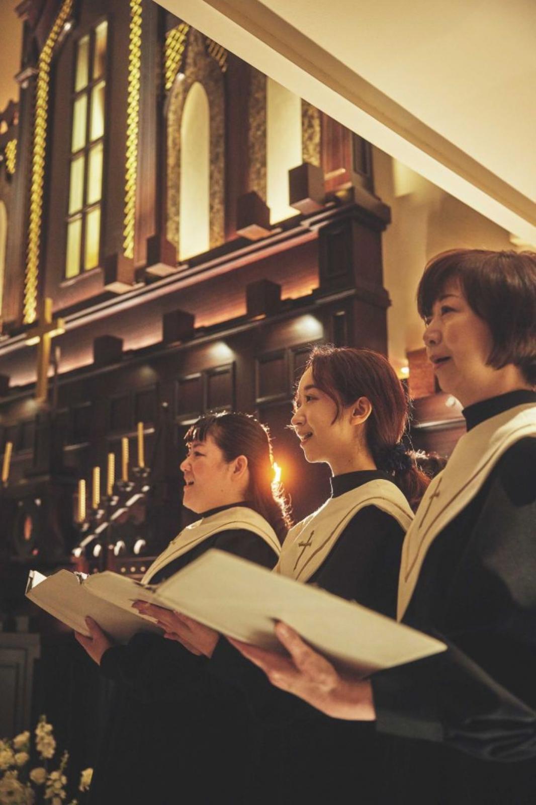 聖歌隊3名の歌声に加え、オルガンだけでなくチェロ・バイオリンの演奏がドーム型の天井に響く