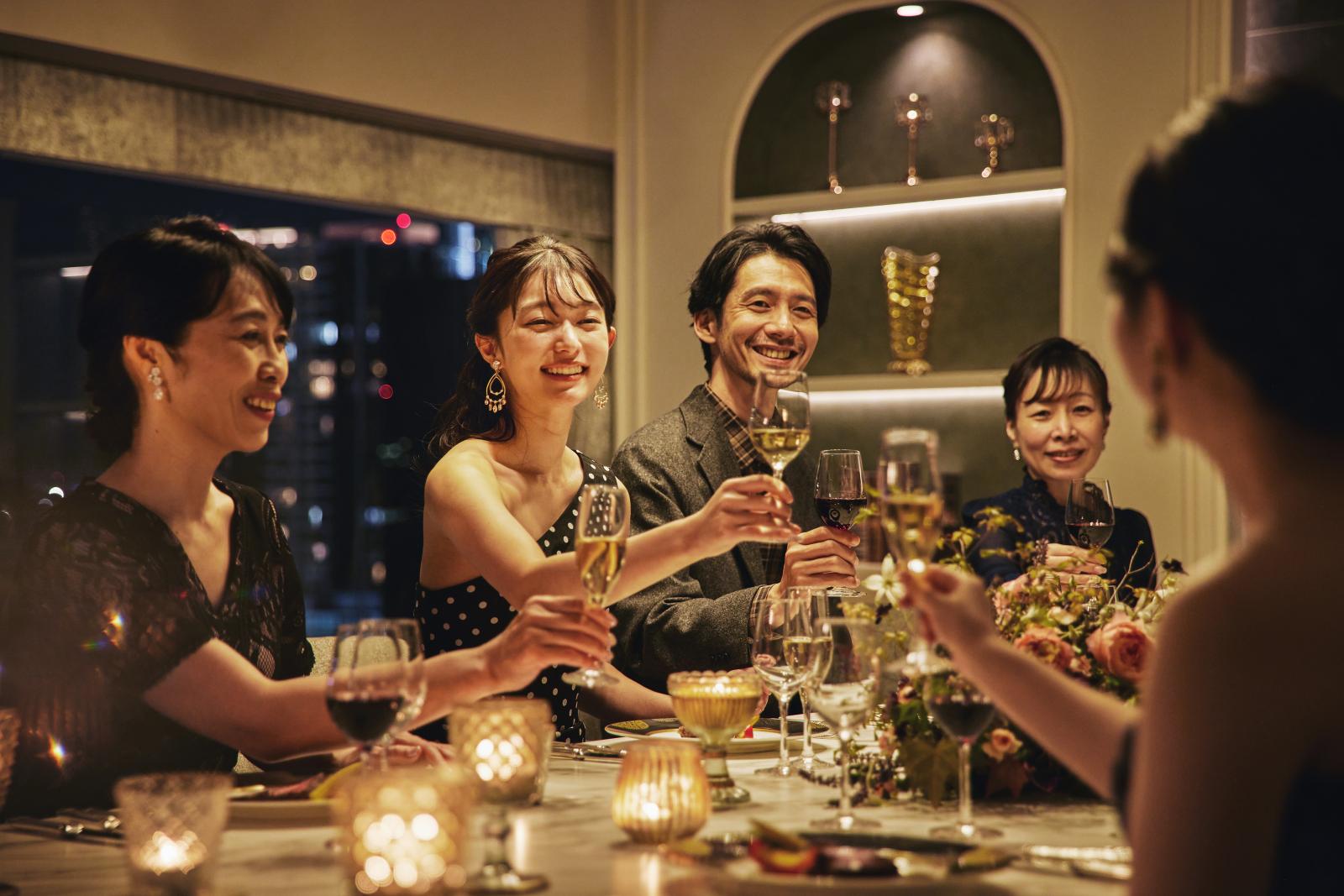 家族で一つのテーブルを囲んでの楽しい会食は、美しい眺望と贅を尽くしたお料理で楽しめます。