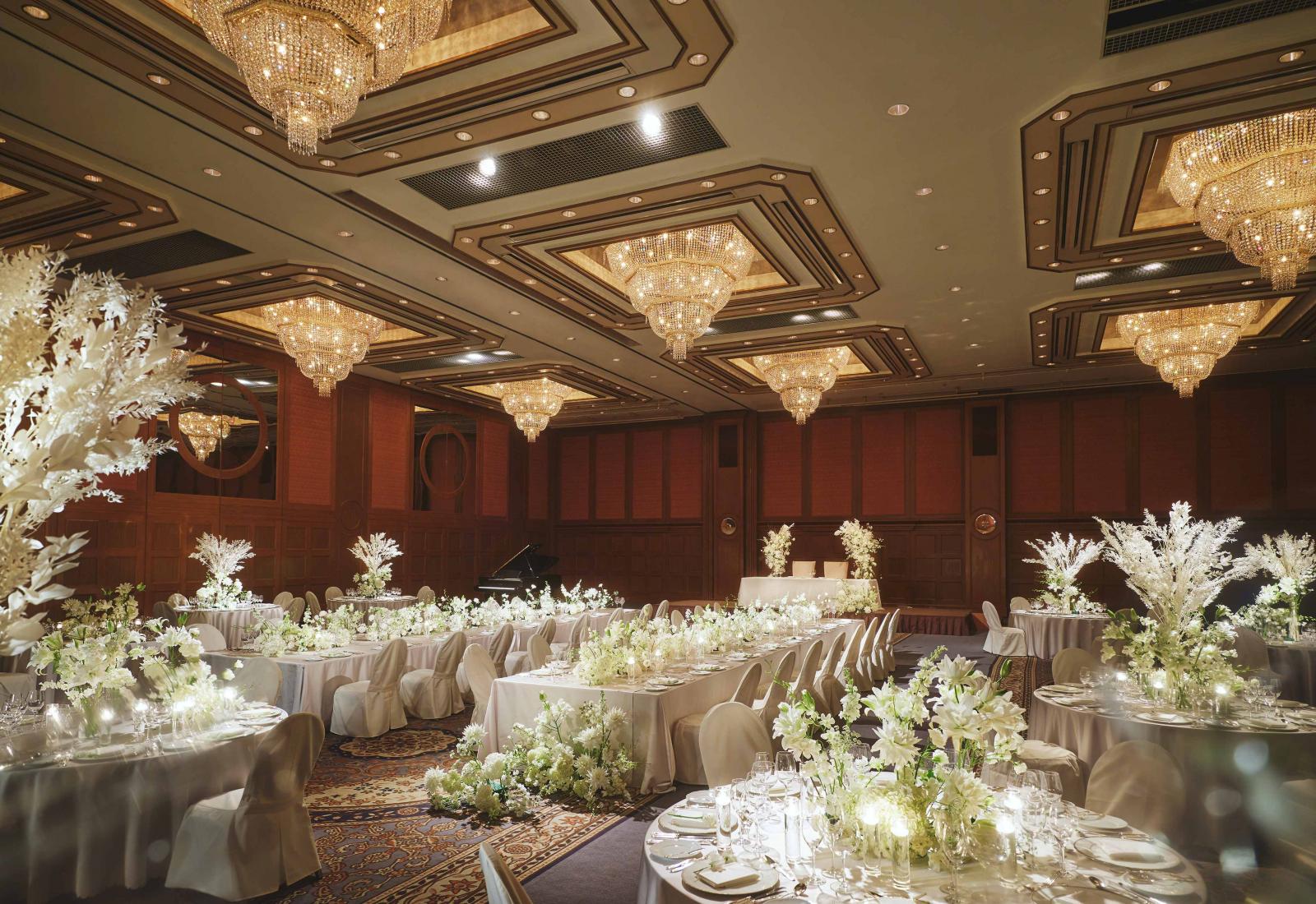 天井高6.2Mの華やかでオーセンティックなレセプションホール。ゲストもうっとり憧れる披露宴会場♪