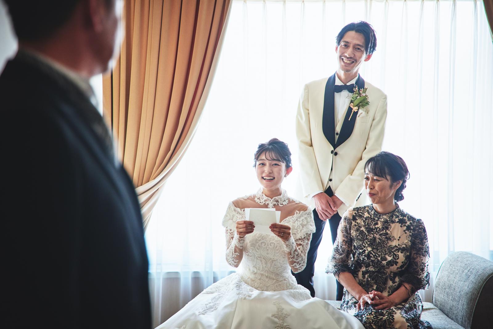 当日は挙式の前にご家族へ晴れ姿をお披露目します「今までありがとう」というきもちで記憶に残る時間を！