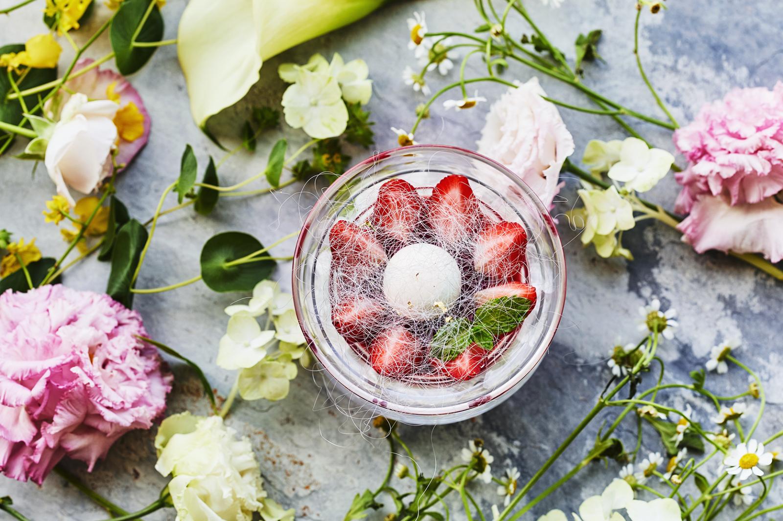 バニラのブランマンジェに苺のスープ<br />
シャンパーニュのムースグラッセ