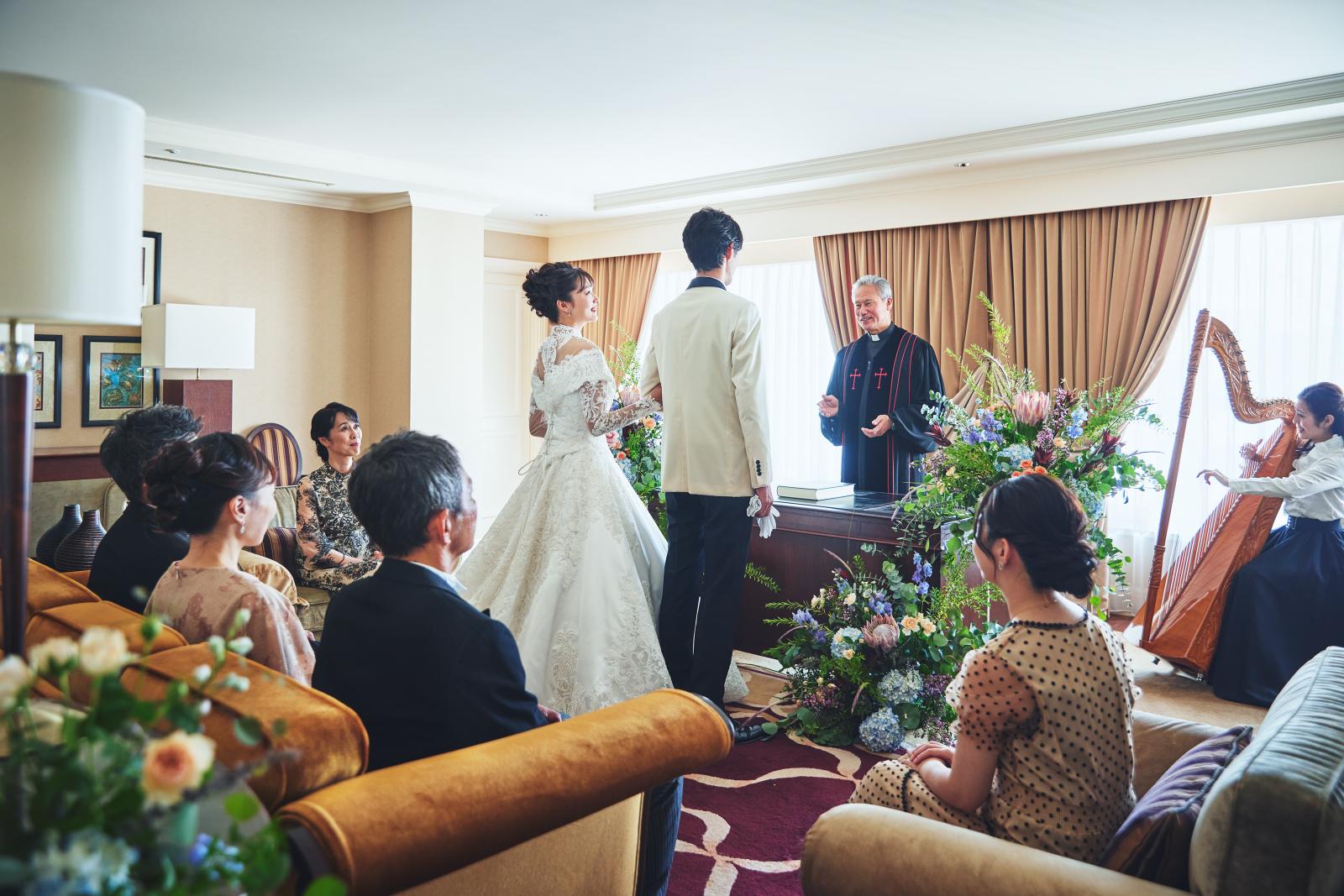 大切な家族に近くで見守られながら永遠の愛を誓う瞬間は特別な時間になること間違いなし。