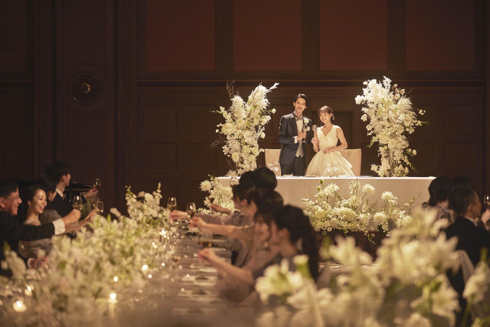 オーソドックスな白グリーンからカラフルまで、披露宴会場はテーマや季節に応じたコーディネートが可能