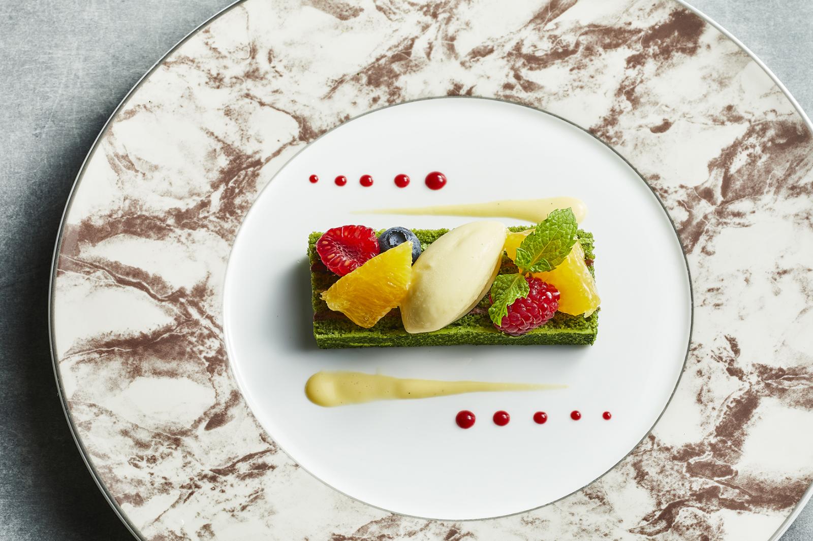 西尾抹茶のガトーオペラ バニラアイスクリームとフルーツ