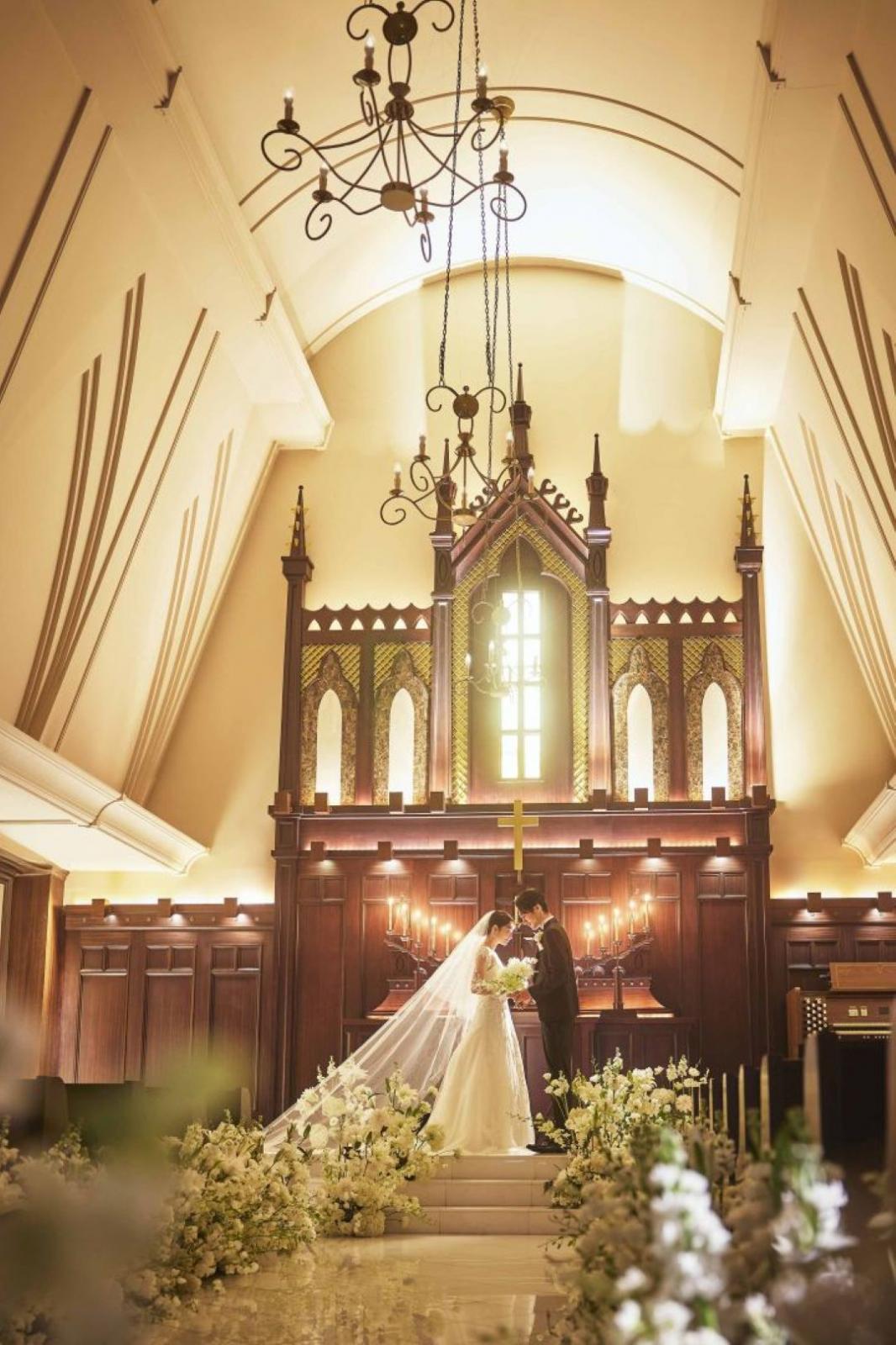 一生に一度の誓いを結ぶのにふさわしい、静寂に満ちたクラシカルな礼拝堂。