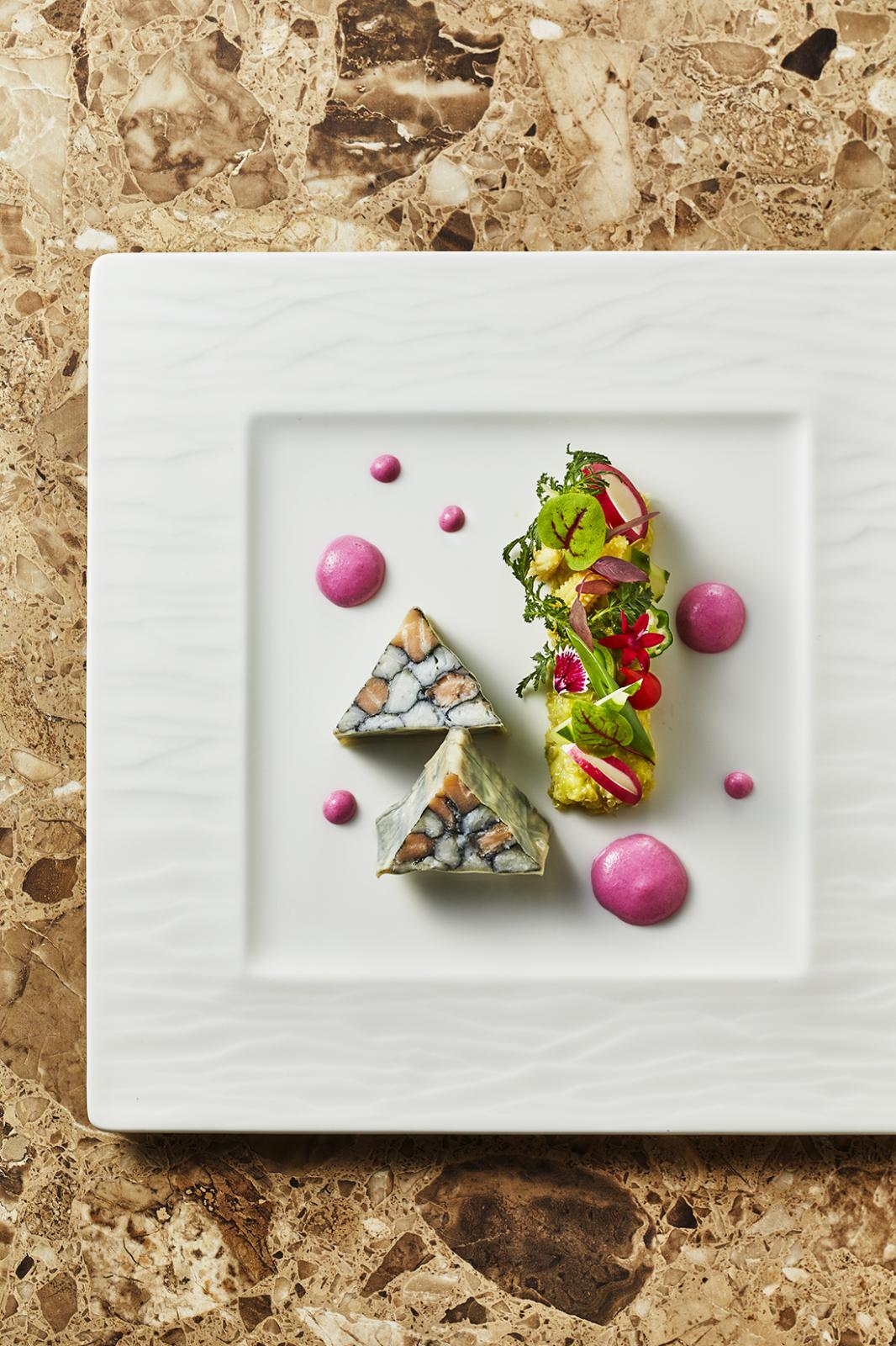 平目とサーモンのマルブレ 華やかなビーツのソース