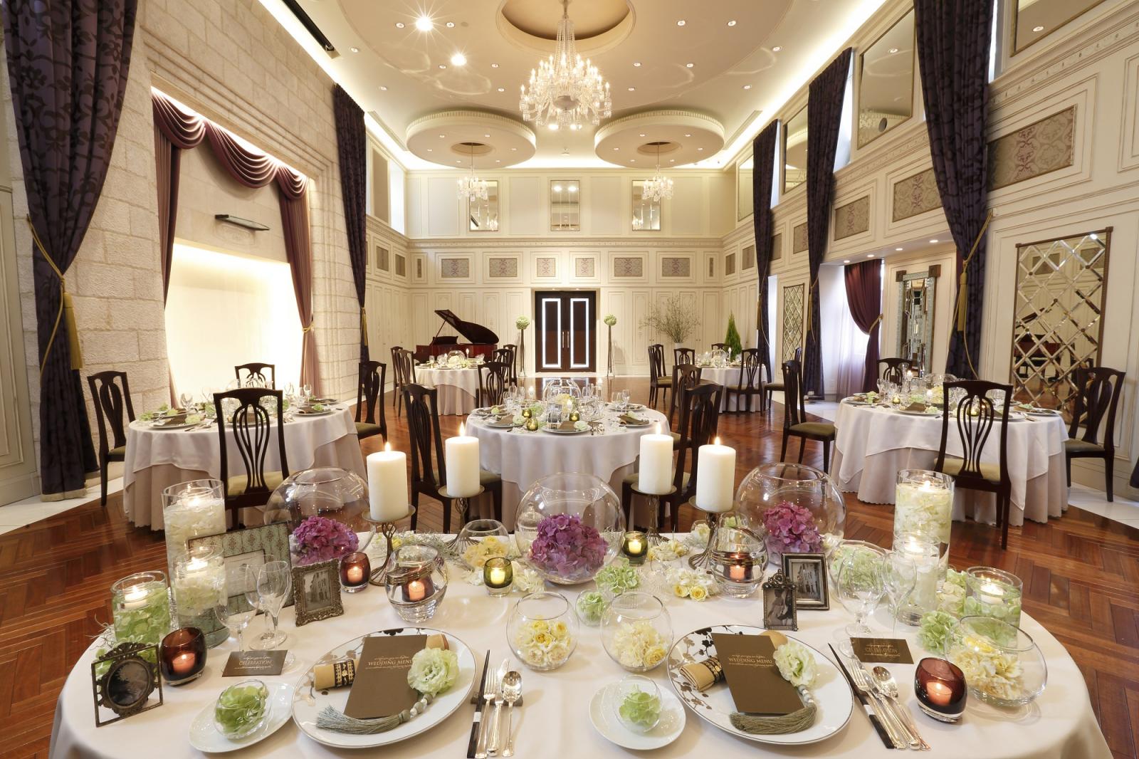 落ち着いた空間のPARTY ROOMはクロスやお花で様々な空間を作り出すことが出来る。