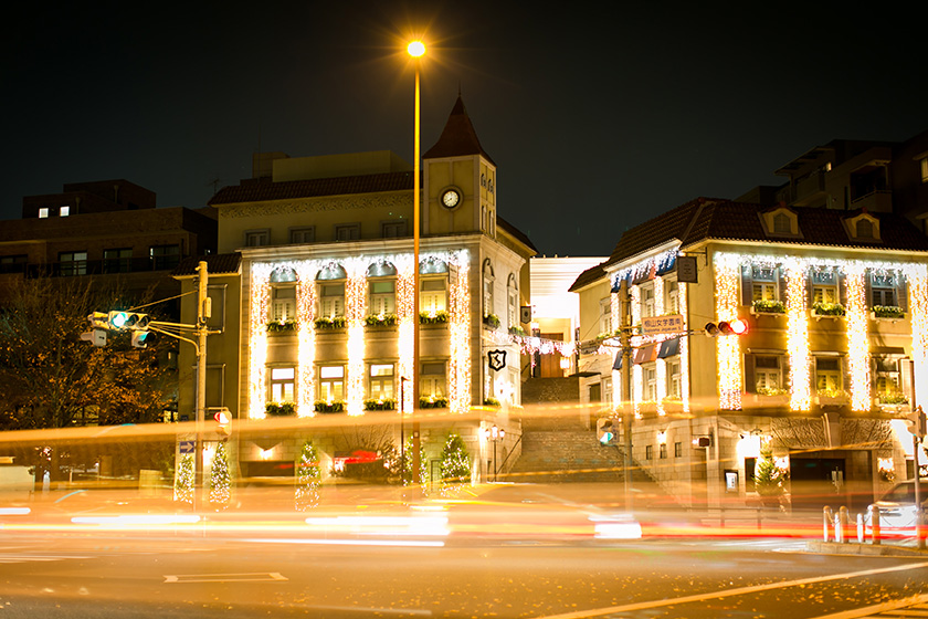 美しいイルミネーションがお越しいただくゲストをワクワクさせる。