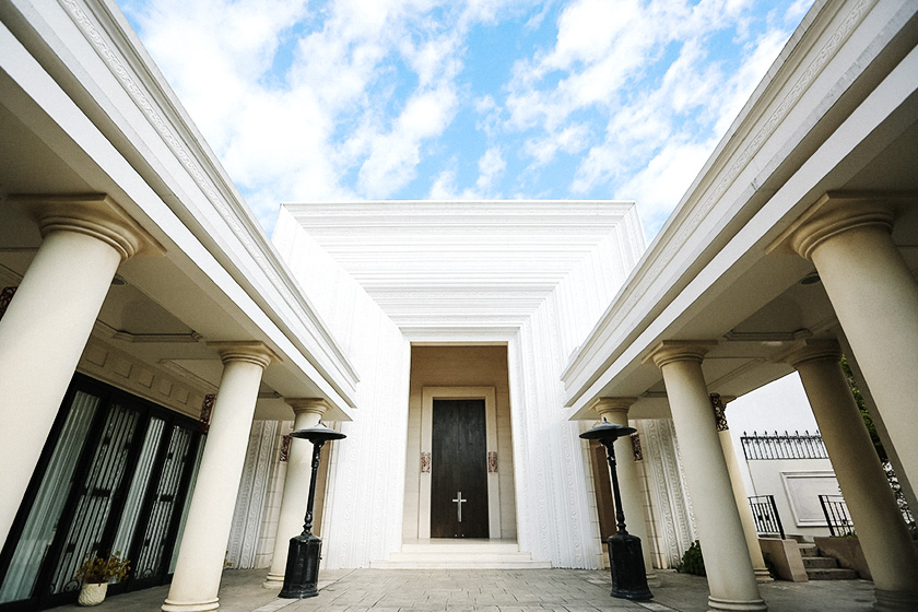 宝石箱をイメージしたチャペル。